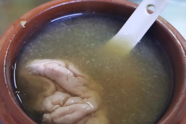 《晒一张美食照片》朋友说猪脑好吃，让我试一试，虽然不喜欢这味道….但还是闭着眼睛