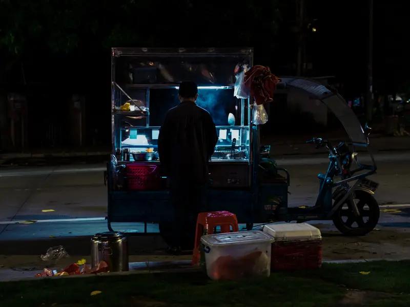 超市里的售货员，菜市场里的商户，路边摊的摊主，哪一种人最能代表一座城市的底色？