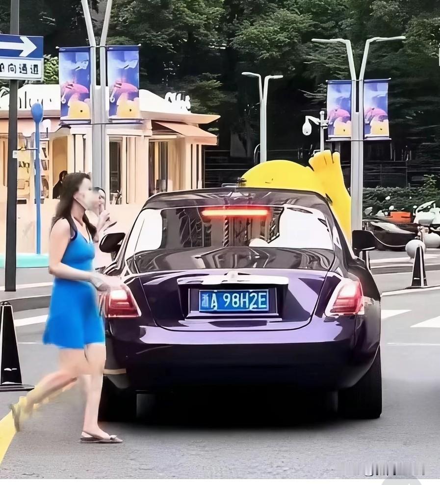 宗馥莉一袭蓝裙现身杭州万象城，优雅地走向了劳斯莱斯的后座。今年，宗馥莉对娃哈哈集