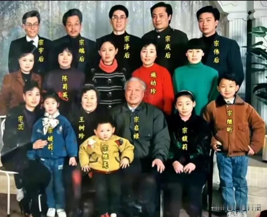 从照片里的站位，就能看出宗泽后的为人和心思。按说拍全家福，大哥站中间是天经地义的
