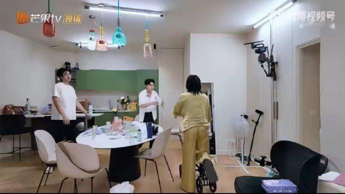 李佳琦睡前给尚雯婕倒牛奶 记住他人喜好并主动付出，李佳琦用一杯睡前牛奶，展现了伙