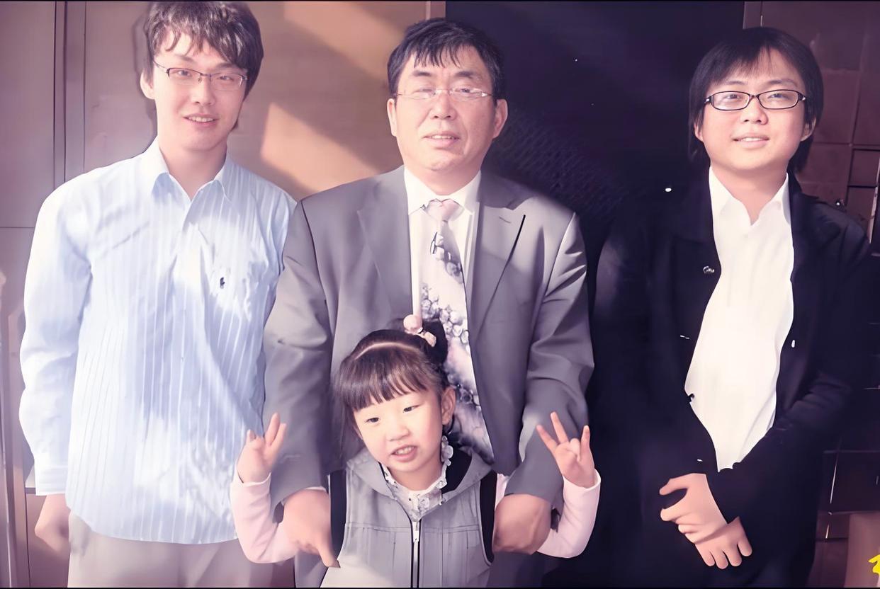 2010年，聂卫平与三个孩子，拍下了一张满是温情的合影。镜头里，小女儿聂云菲不过