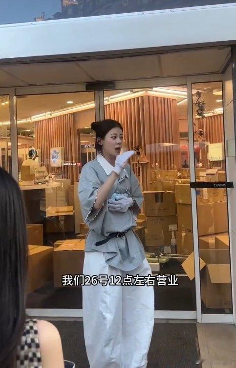 赵昭仪最强售前营业是那个努力的赵昭仪没错了赵昭仪戴白手套讲解的样子，温柔得能掐出