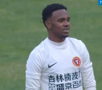 说实话从第一场比赛来看，热菲尼奥表现出来的能力还不如安以恩呢，安以恩至少敢突破和