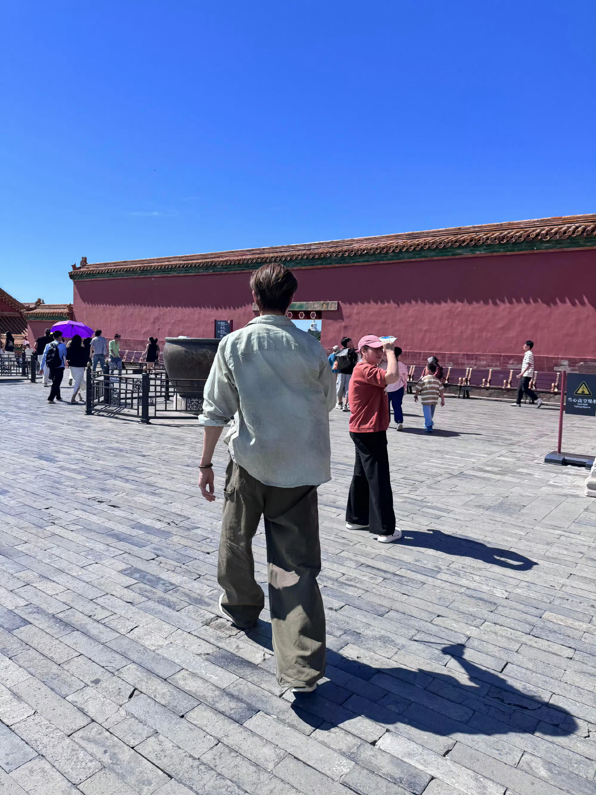 许凯发文分享故宫游客照 许凯松弛感满满 让人越看越舒服的那种！毫无偶像包袱!很接