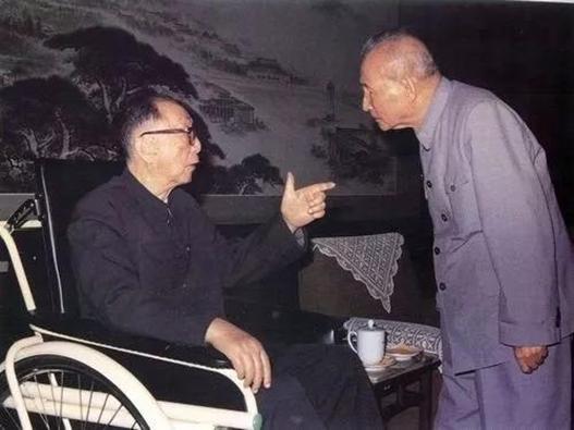1983年，时光悄然定格下聂荣臻元帅与陈云同志这一珍贵画面。照片中，聂帅坐于轮椅