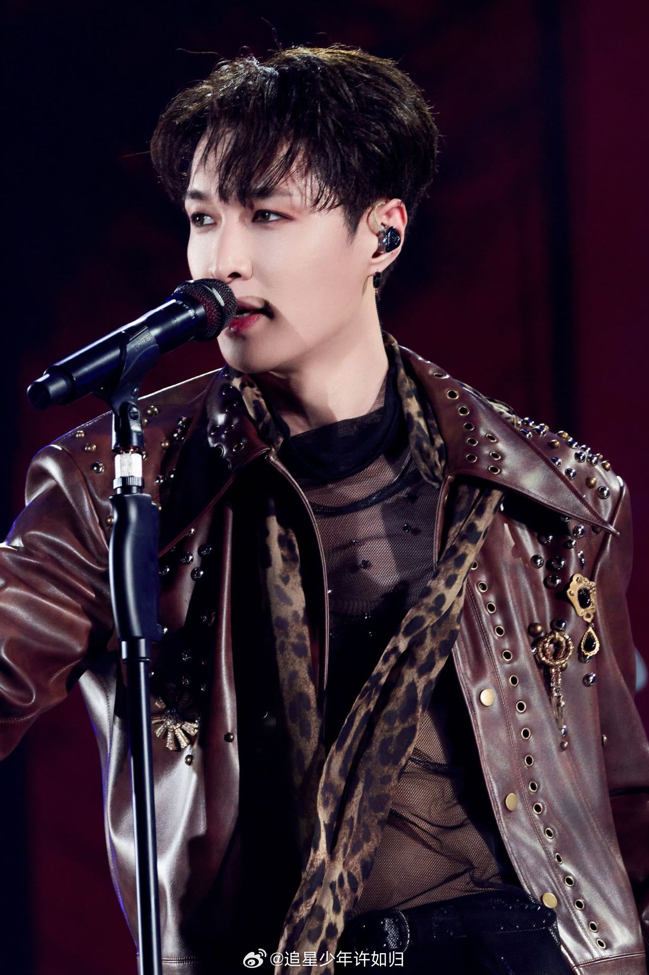 王子浩不愧是张艺兴选出来的人魔力歌先生 新舞台看完，满脑子都是张艺兴。不是长得像