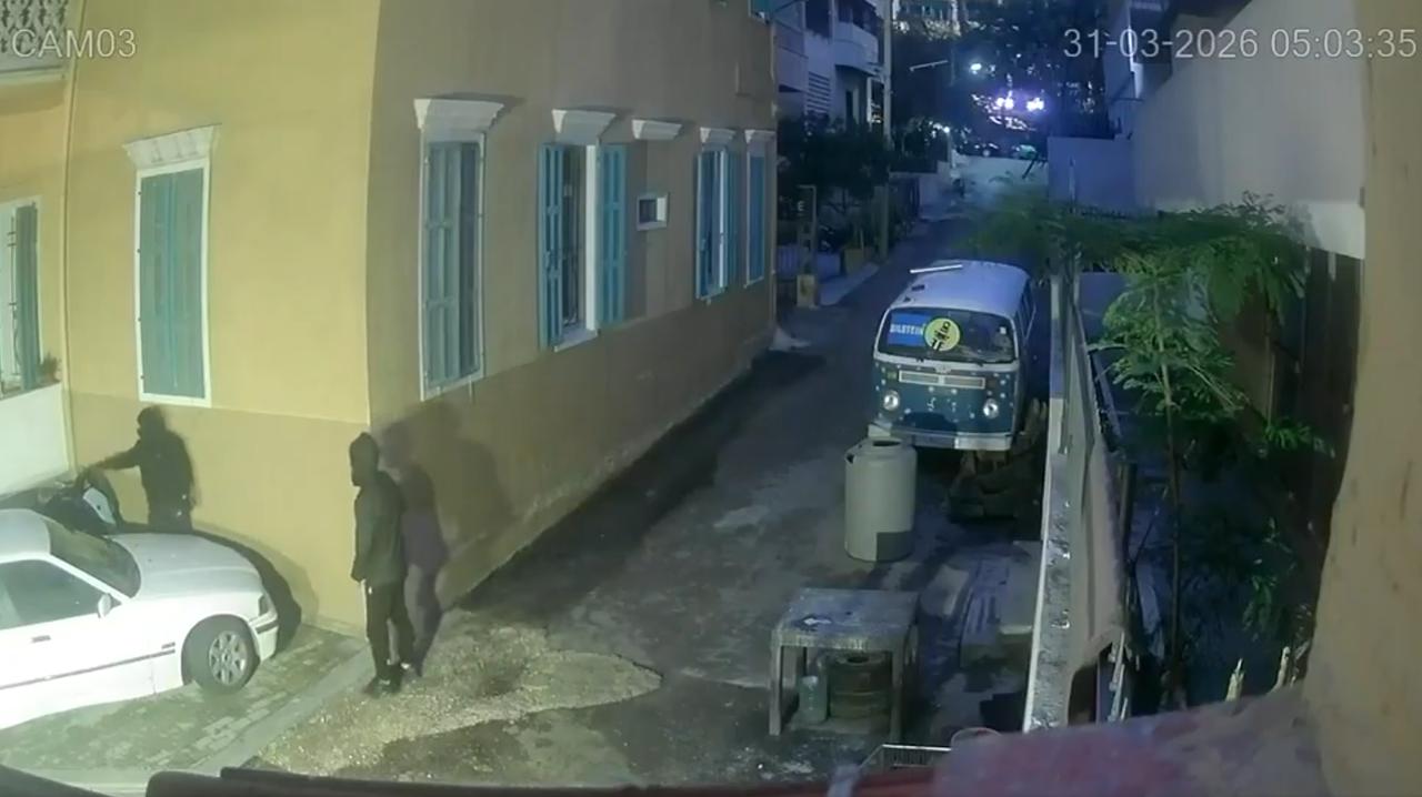 发生在贝鲁特一条小巷的夜间盗窃未遂事件，两名蒙面男子身着战术装备接近一辆雅马哈N