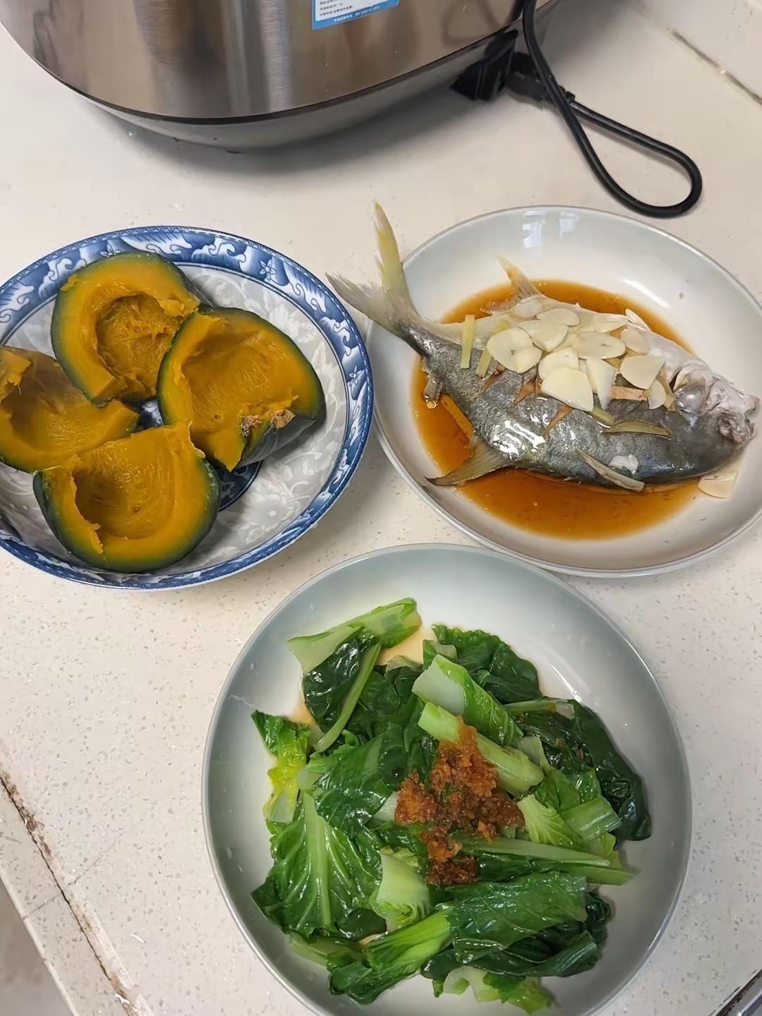 老婆胃不好，医生让清淡饮食。晚上蒸了块贝贝南瓜、一条金昌鱼、一盘小白菜，少油少盐
