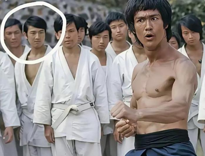 李小龙后面的这个人，后来成为了家喻户晓大明星，能看出来的，绝对是高手。
陈港生出