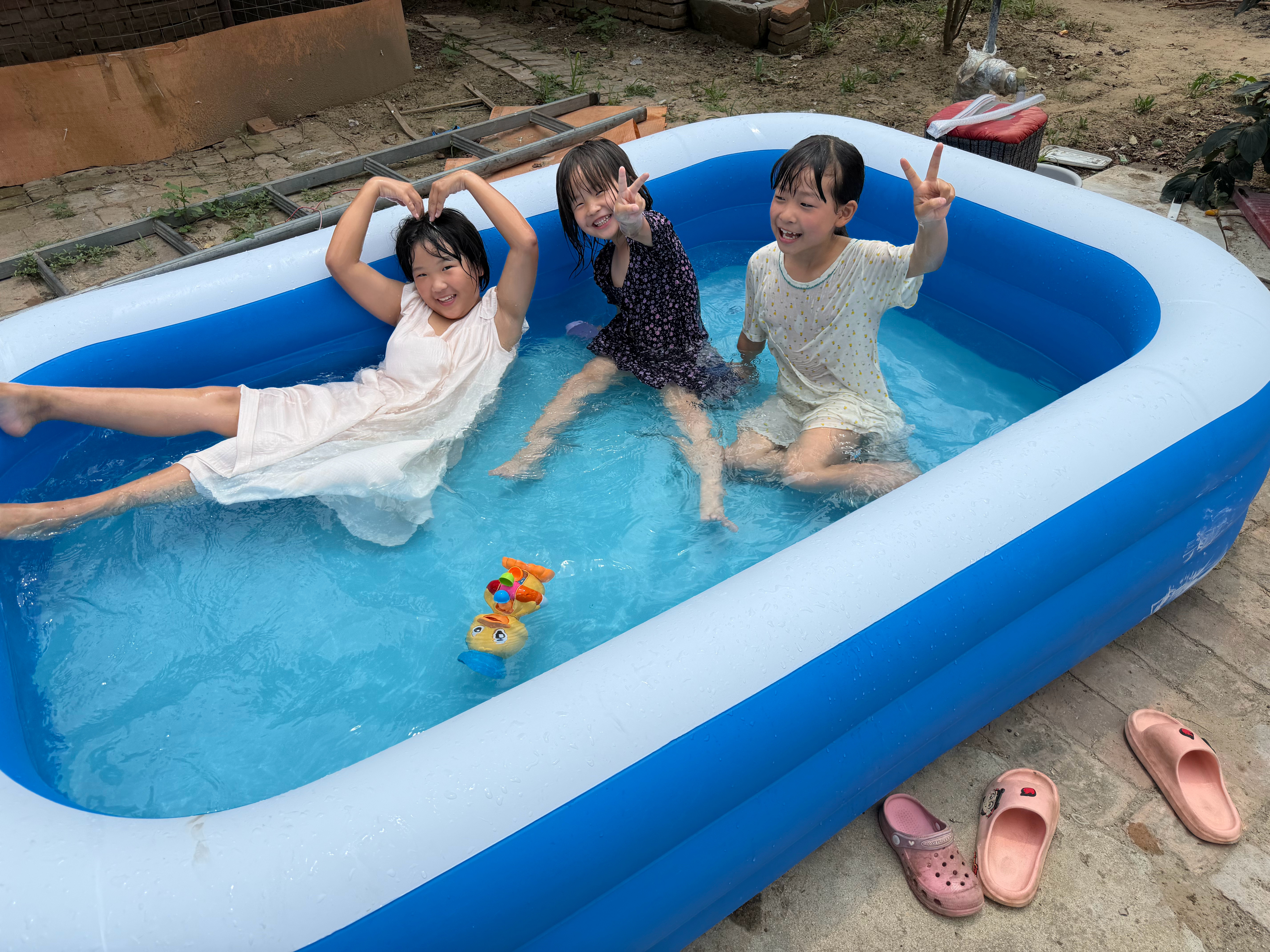 买了一个游泳池，小孩玩的根本停不下来 
