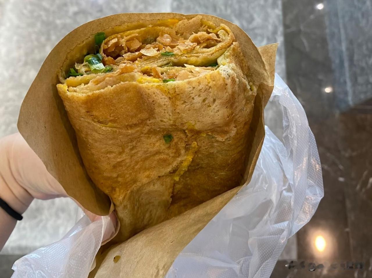 上海的煎饼果子已经这么贵了嘛，
上次吃的时候还是去年年底，现在再去吃已经涨了5毛