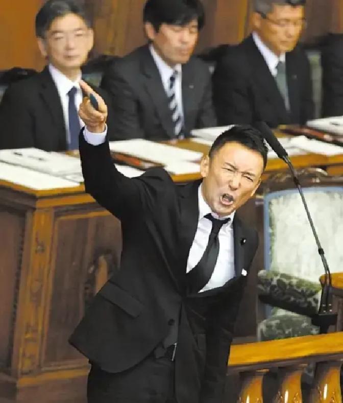 当一个议员喊出“53万亿日元损失”时，日本到底在怕什么？
 
在国会里，有人估算