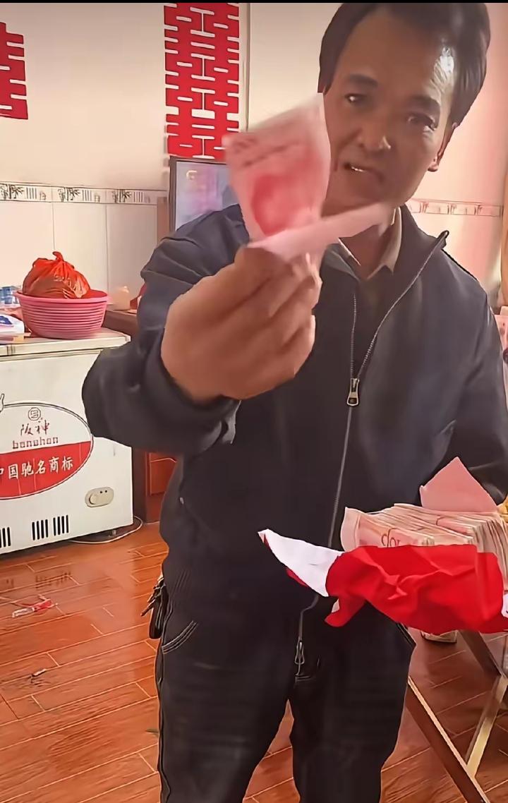 “出嫁的女儿将新郎家给的彩礼钱，拿给父亲时，父亲的一个举动，却让女儿瞬间泪目了。