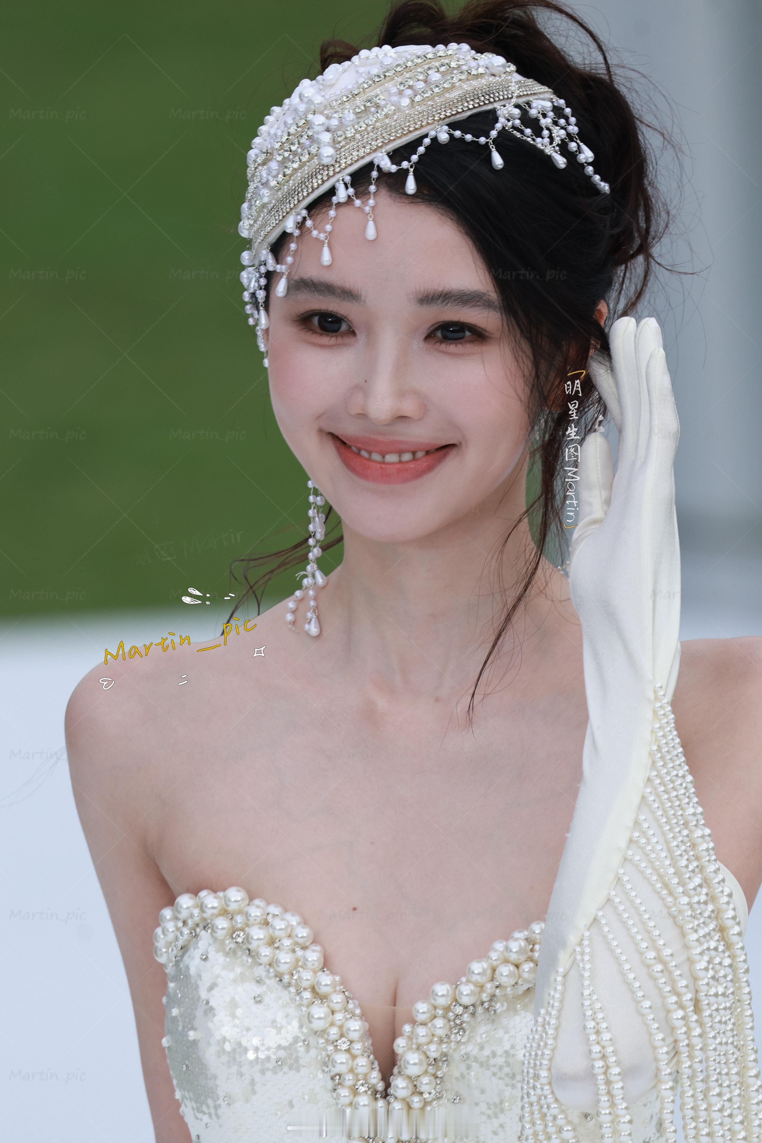 方圆Fyuan Elle红毯生图白到晃眼[好爱哦][好爱哦][好爱哦]姐姐今天太