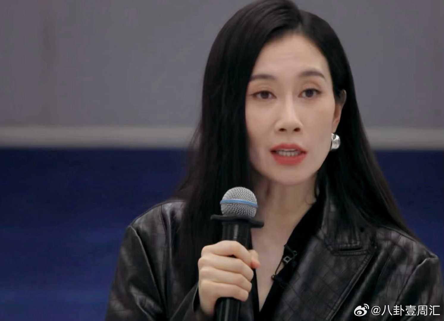 李心洁手滑爆灯秒撤回，这综艺效果直接拉满，太真实了。李心洁撤回一个爆灯乘风202