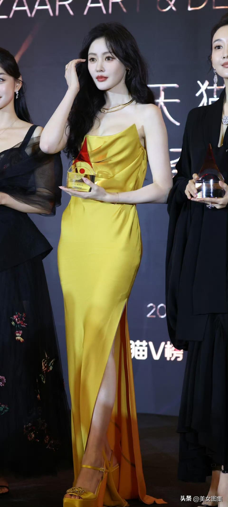 张天爱壁纸精选：金色抹胸裙，浪漫大气的女明星。张天爱身着金色抹胸裙惊艳亮相，精致