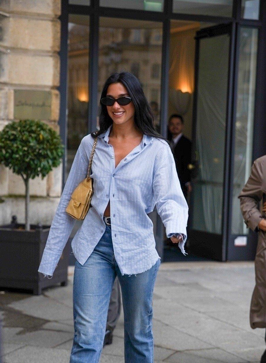 杜阿·利帕在 2026 年 2 月初巴黎时装周期间的身影，她身穿敞开的蓝色亚麻衬