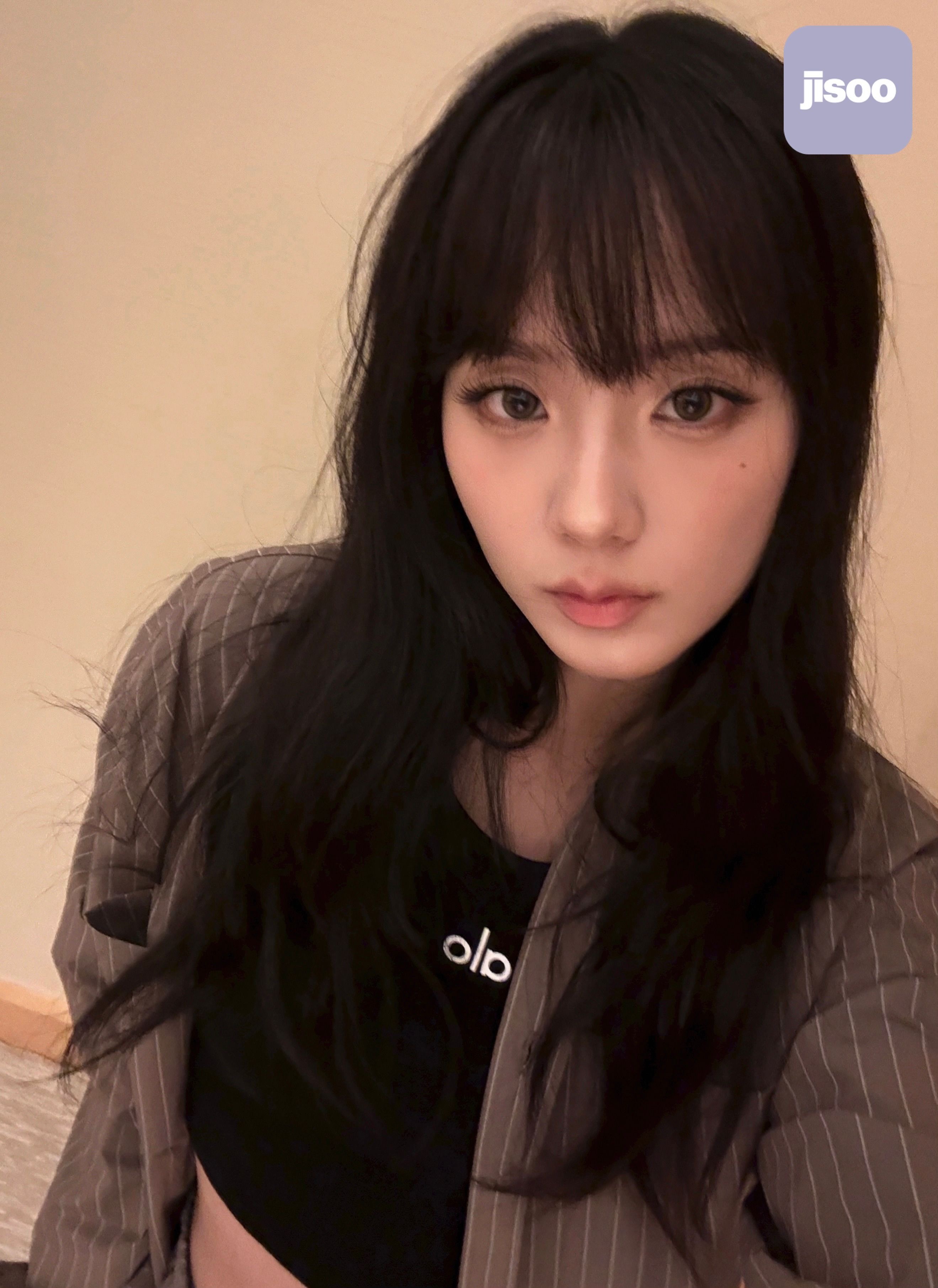 我的天呐‼️JISOO发两张自拍哄粉丝睡觉🆘 ​​​