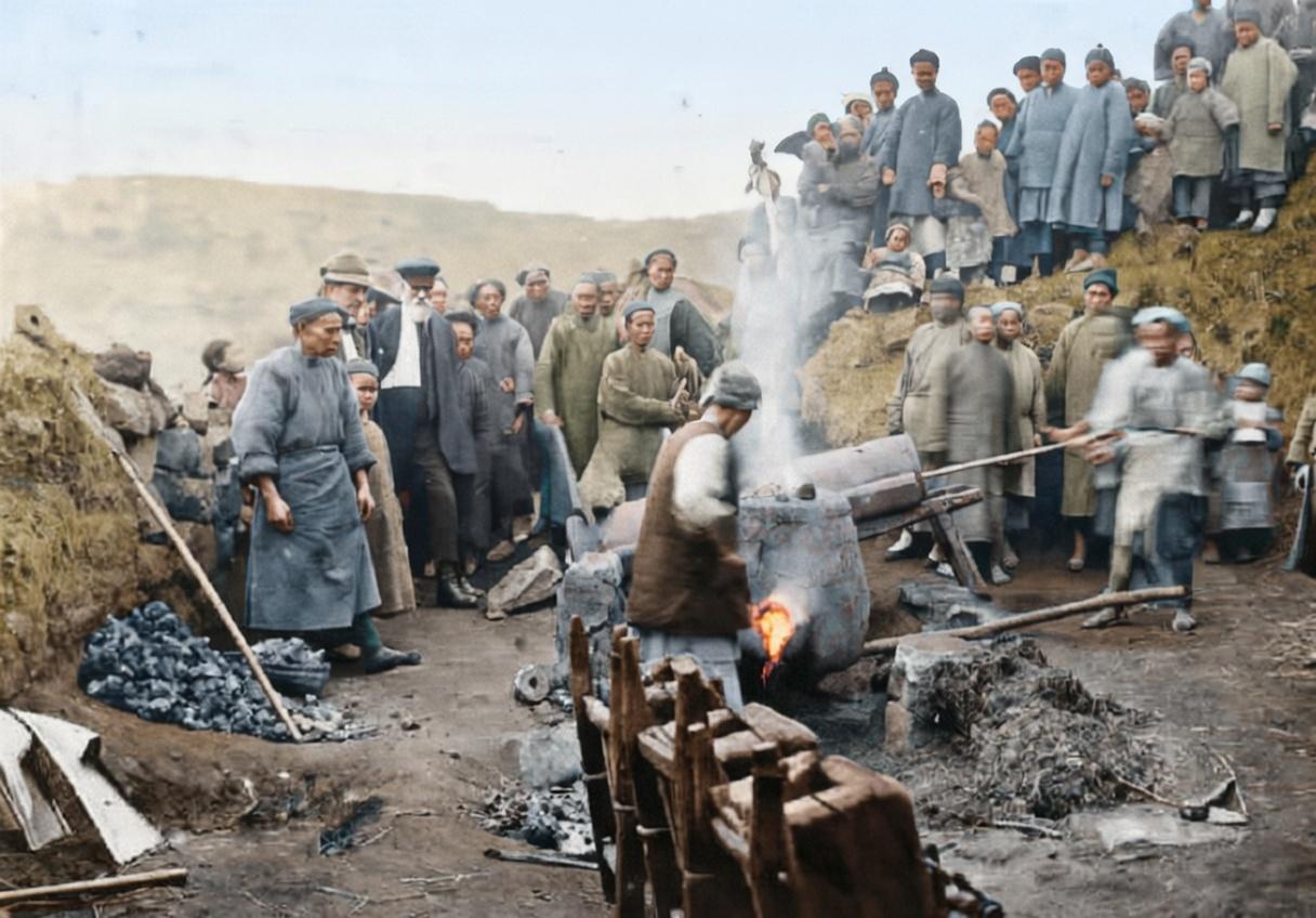 晚清，四川乡间，铁匠师傅赤膊躬身，肌肉线条在火光映照下如他手中锻打的铁料般虬结有