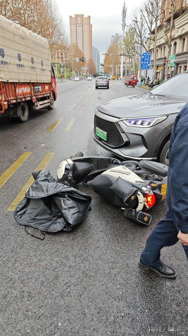 心软从不是病，是刻在骨子里的善良
 
前几日的那场大雨，至今想起来依旧心有余悸，