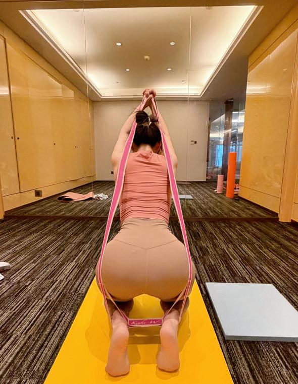 黄奕，引发热议。7月15日，48岁的黄奕，冲上热搜，这一次，不是哭诉女儿未出道，