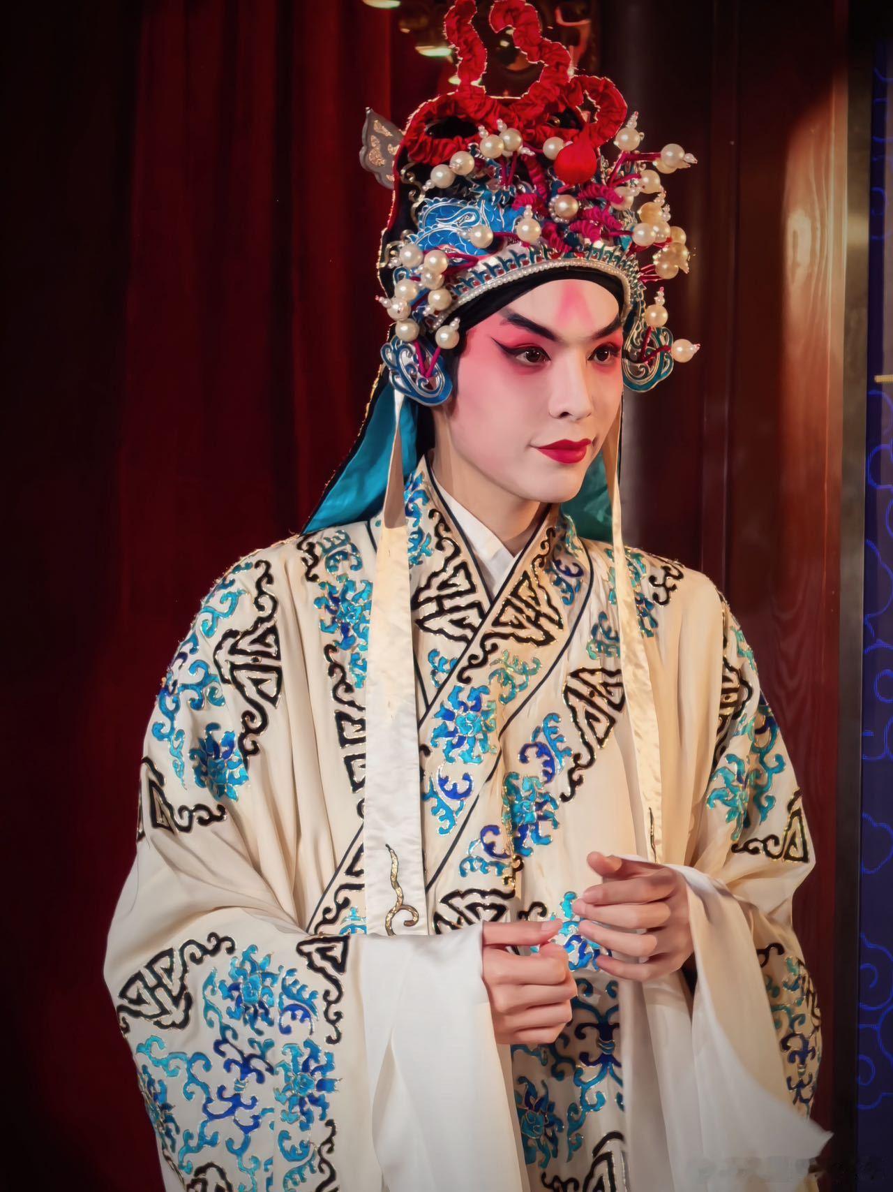 俐乐王昀楷体验湘剧百花赠剑俐乐王昀楷湘剧扮相惊艳非遗湘剧遇上少年意气，俐乐王昀楷