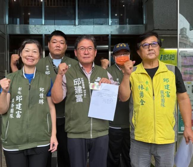 前彰化市长加入民进党近40年的邱建富今早赴民进党彰化县党部递交退党申请书，正式宣