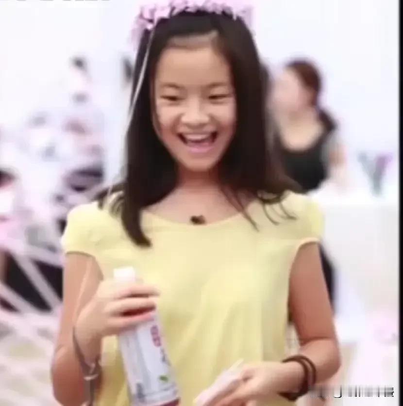 原来李庚希才是真正的京圈小公主，李庚希父亲和徐静蕾是小时候一起长大的好朋友，李庚