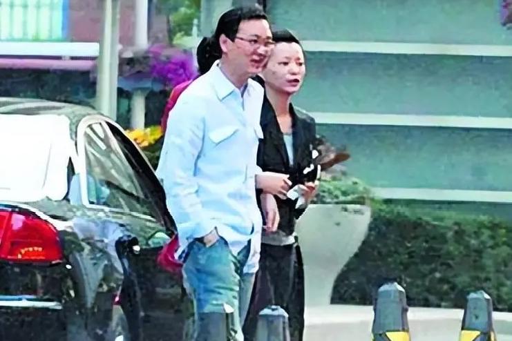 密春雷明面欠款9.33亿，整体负债超30亿！如今日子难熬，董卿这场婚姻算享福还是