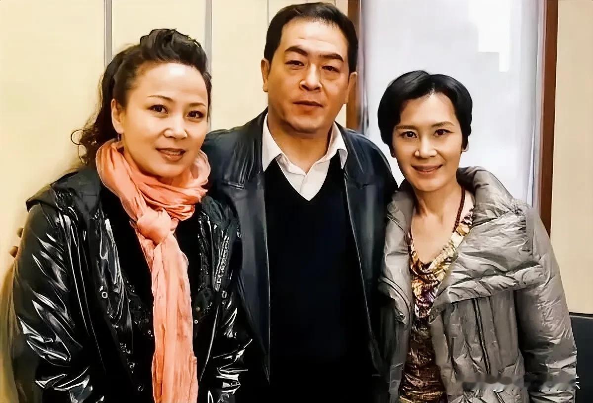 三位著名演员同框照，曾经都是《蹉跎岁月》电视剧扮演者，两位美女的中间是谁呢？气质