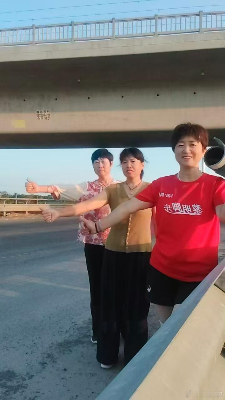 善堂黎明脚步！生活，全力以赴，人生，静待花开，心中有山海，步履皆风景[胜利][胜