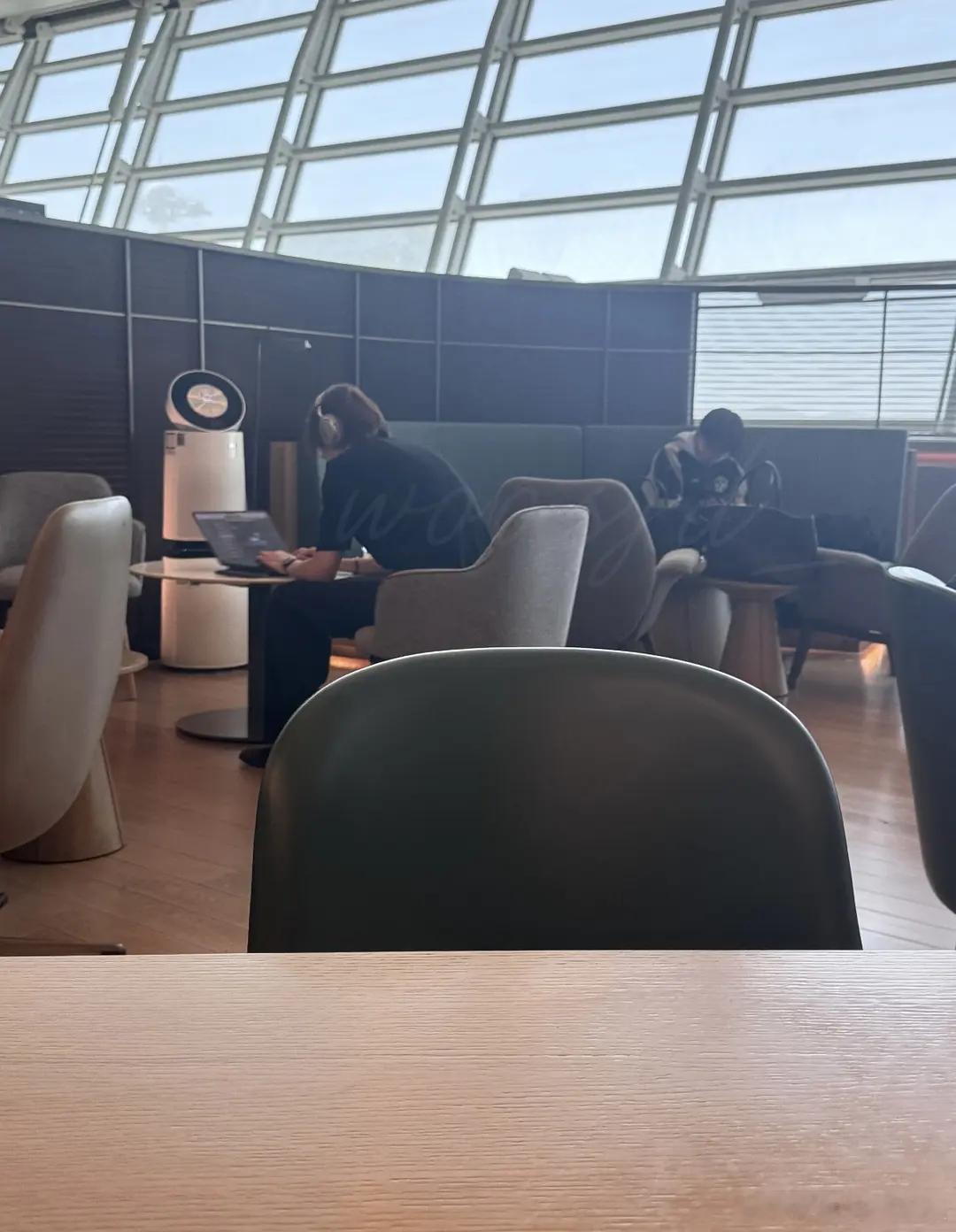 李灿荣又被网友拍到在机场编曲写歌了 网友偷偷过去看了眼 新歌名字好像是叫《戒烟2