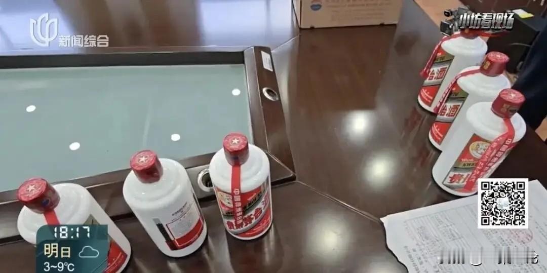 上海，男子自带3瓶上好的茅台宴请亲友，一进包厢就放在了桌子上，开席时，男子准备开