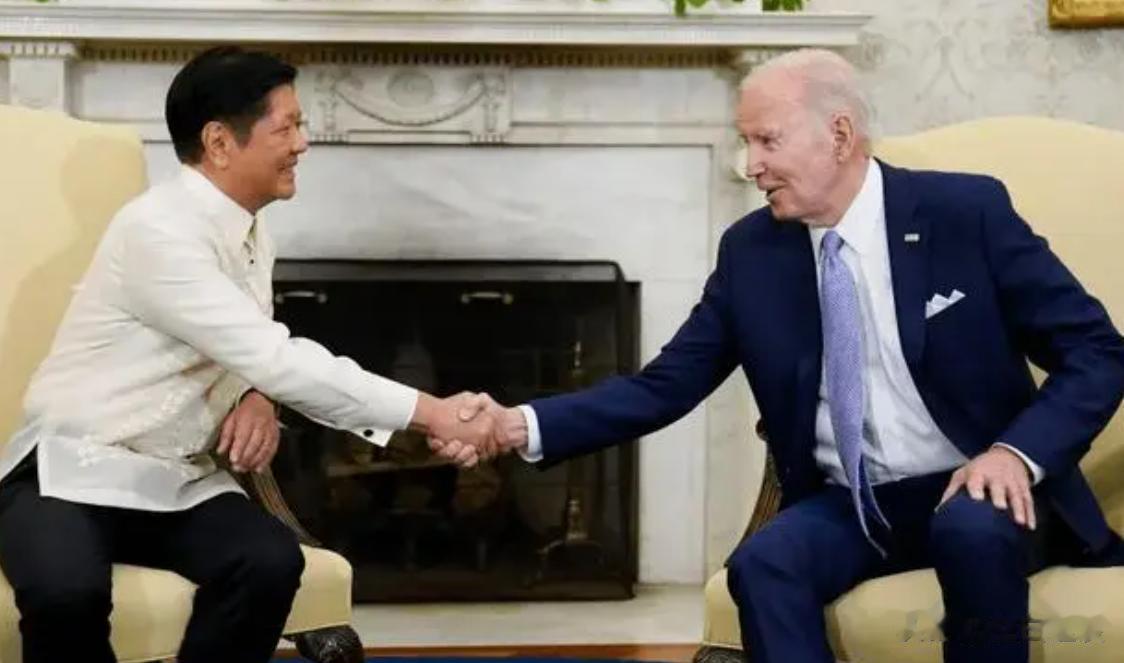 菲律宾，还是摆脱不了狼子野心的命运。
小马科斯会像他爹一样，还是无用。这种左右逢