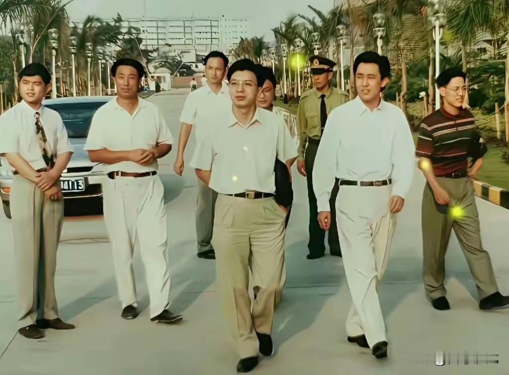 1996年前后，许家印还在中达集团打工，陪老板视察自己操盘的珠岛花园项目。
那时