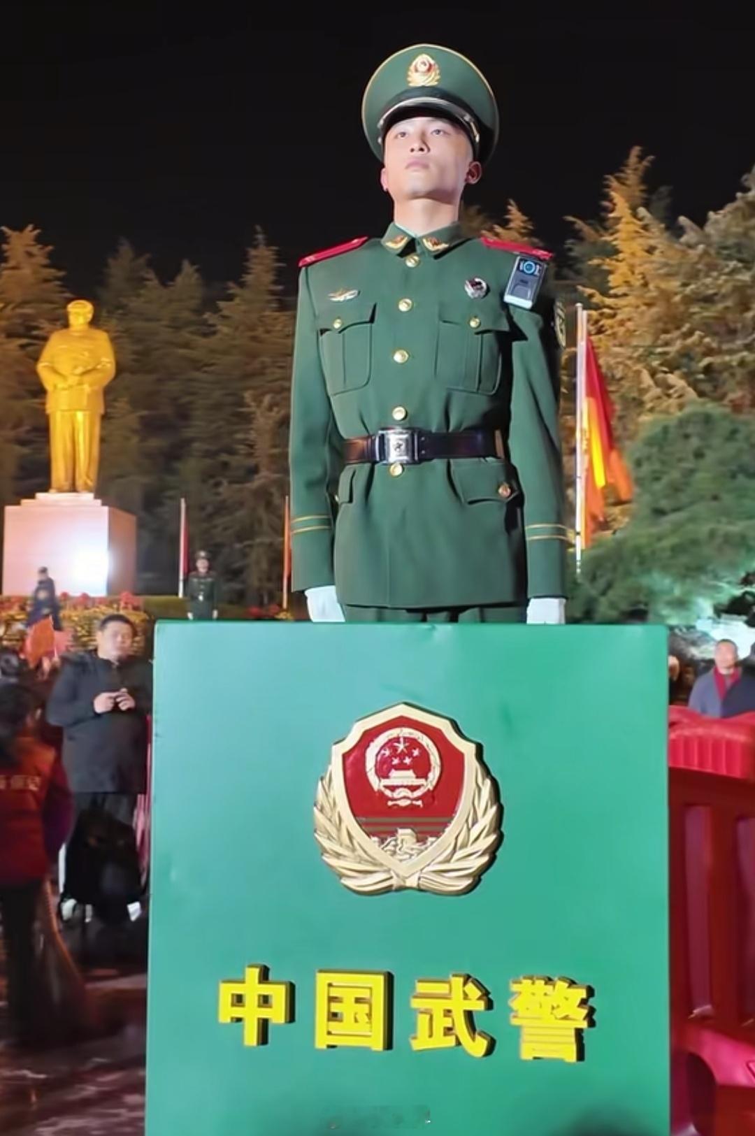 dy一个叫白小莹的女孩给教员写了一封信，用哭腔读信，把我看哭了。教员思想，已化为