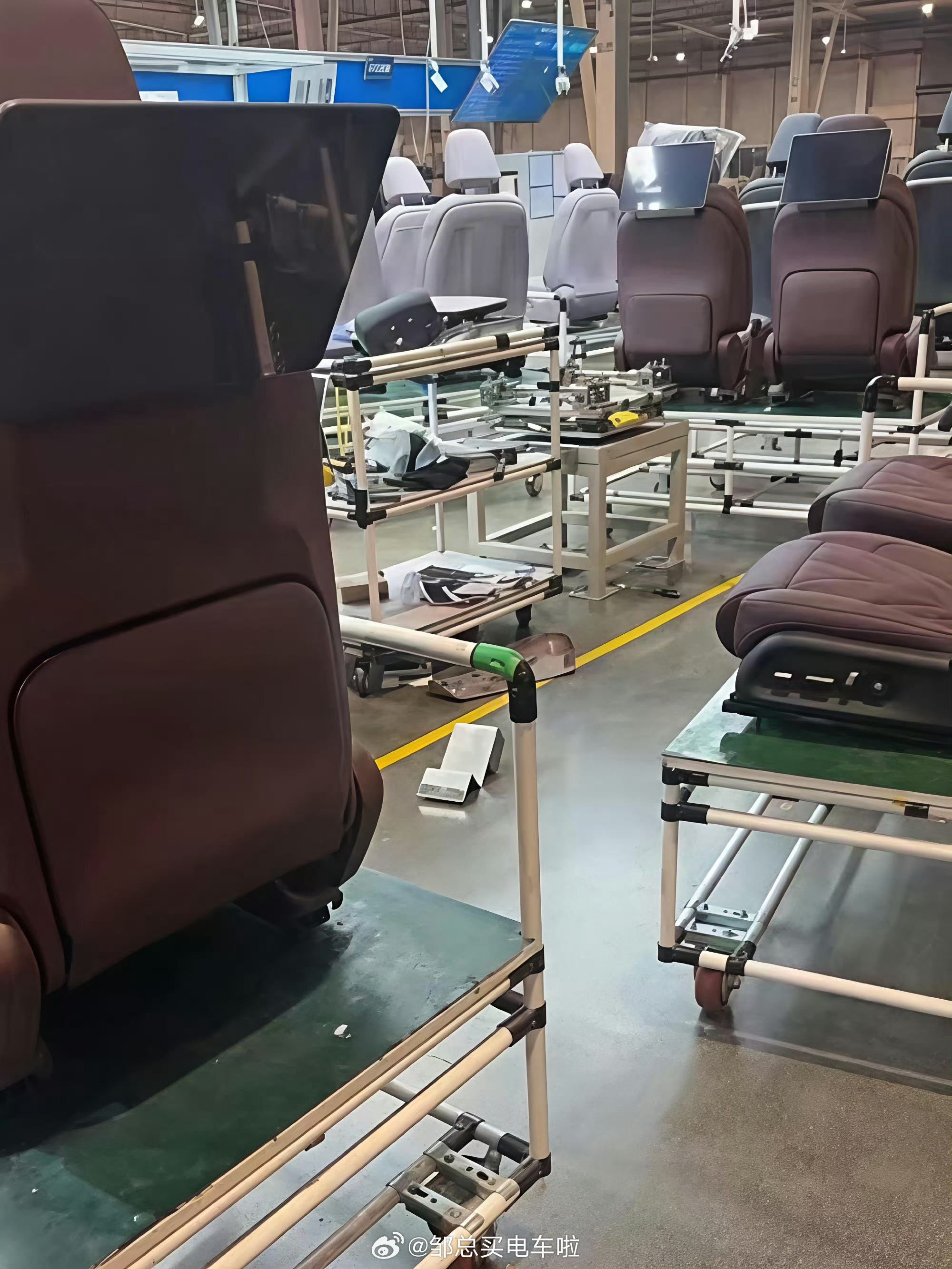 快来看，你们关注的这款蔚来新车后排娱乐屏亮起来了，也是两块！我也看到大家都在热烈