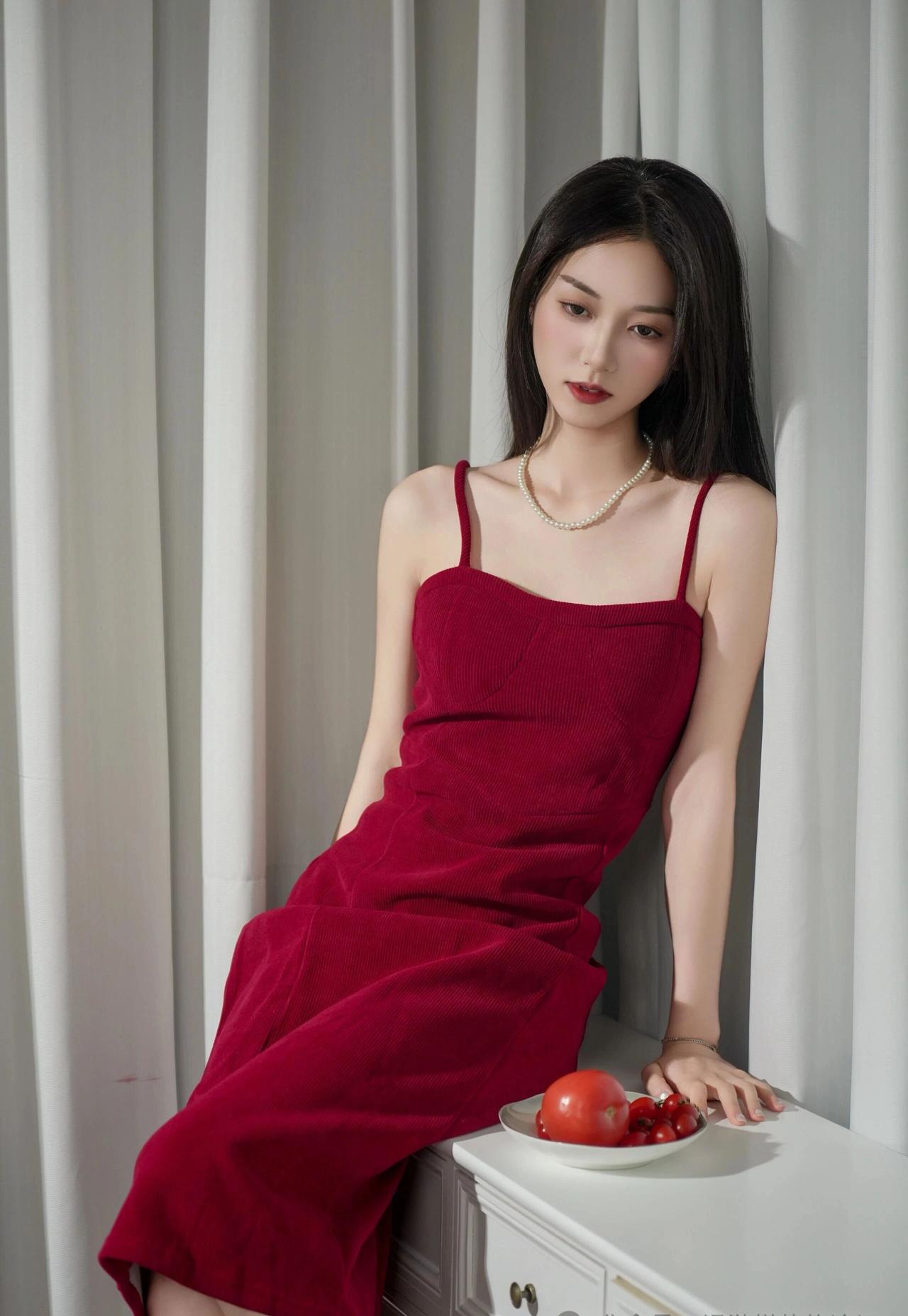 什么样的穿搭可以成为气质女神?
你身着一袭如晚霞般绚烂的红裙，仿佛将整片燃烧的云