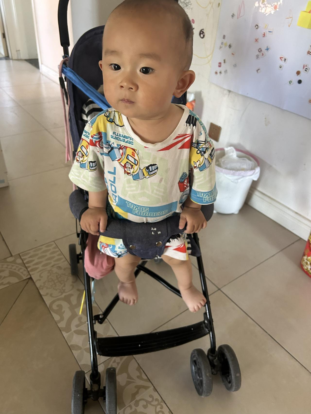 俺的小铁蛋儿，好搞笑，除了尿不湿是自己的，其他衣服都是姐姐穿过的，或者哥哥和舅舅