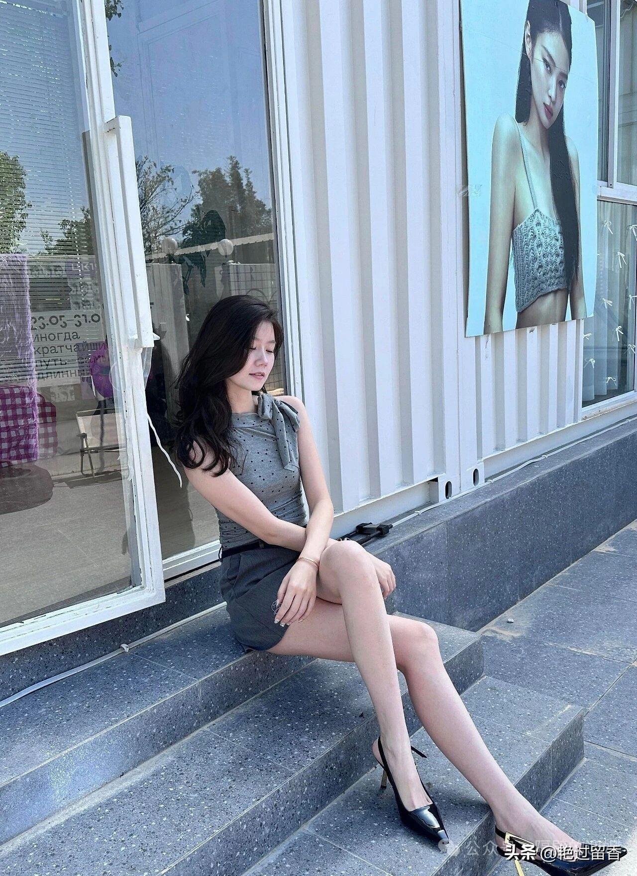 都市女孩的时尚穿搭，优雅地坐在台阶上。女人穿裙子配什么鞋显得更有品味?