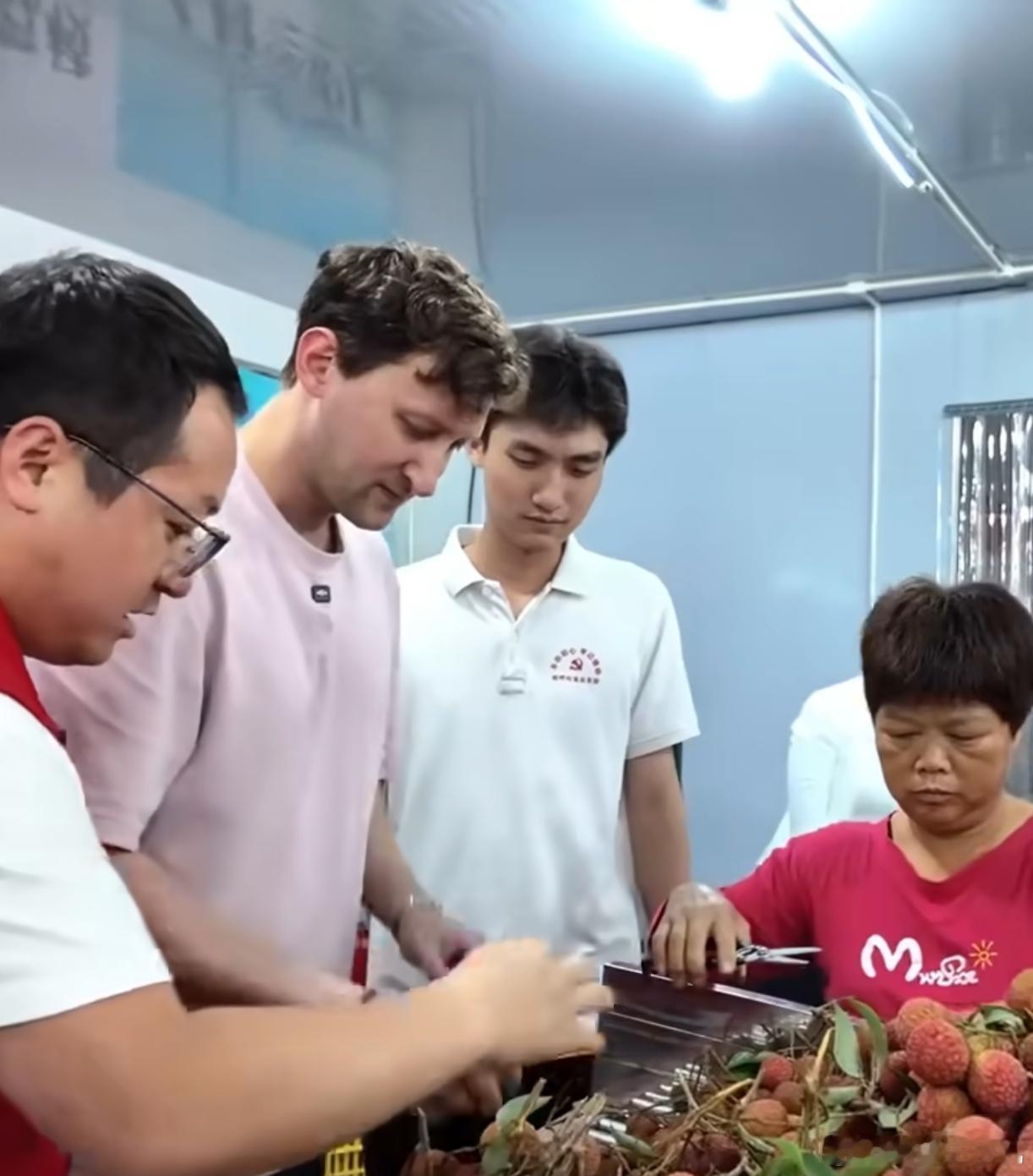 美国小伙称来中国才吃到鲜荔枝因为气候等关系，国外很少能吃到鲜荔枝都是罐头，不过小