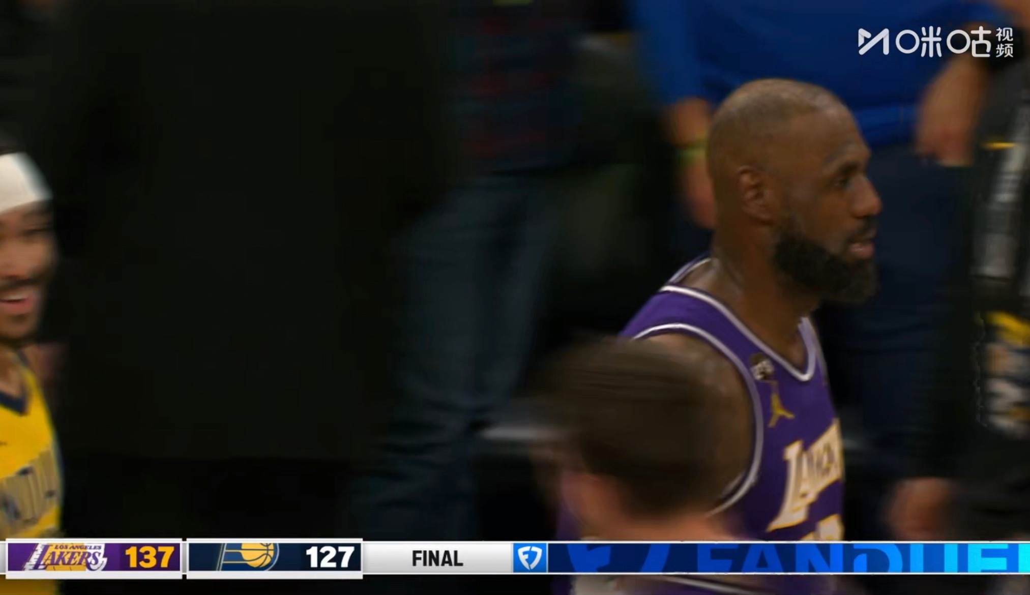 比赛结束，湖人击败步行者，拉拉维亚还要偷2分，笑死。