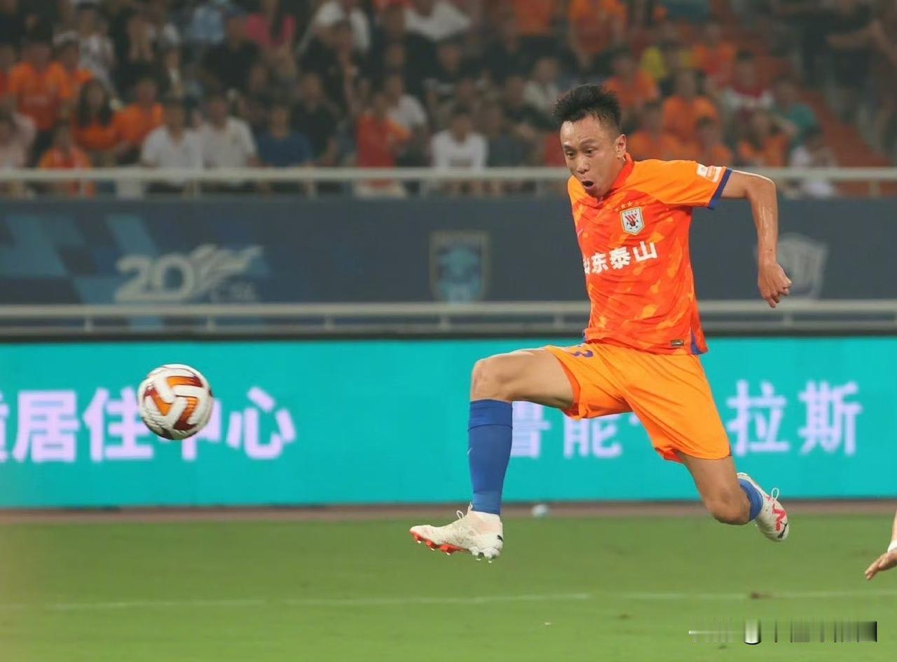 那一抹橙色的坚守：写在周六张弛退役之际，泰山体育场，注定要被泪水浸透。

张弛，