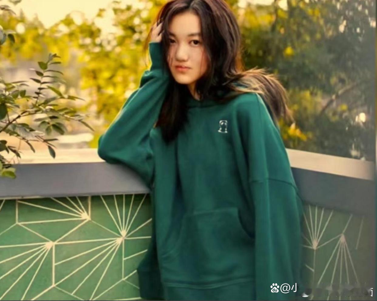 李亚鹏女儿李嫣暑假回国，和海哈金喜一同逛街，二人相处如同姐妹。海哈金喜贴心为李嫣