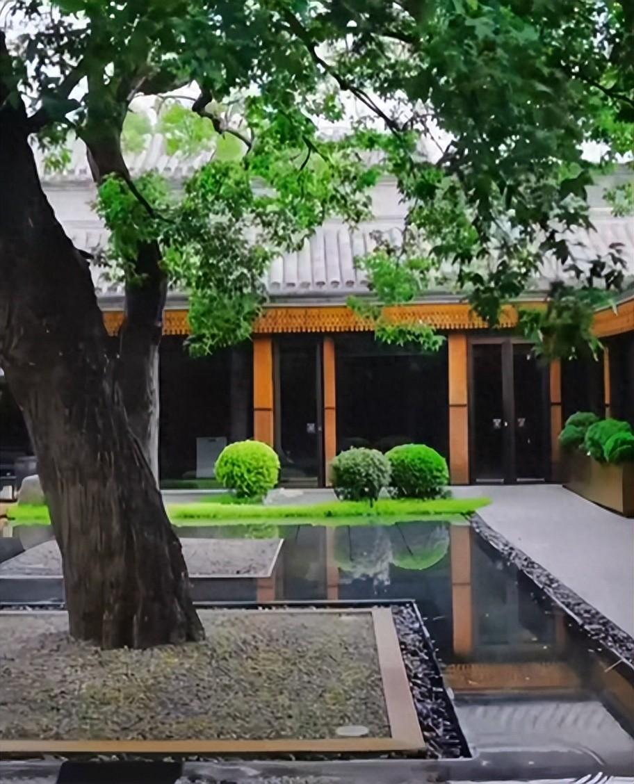 [太阳]一万一晚顶奢酒店藏在北京胡同？公厕旁开店，为啥突然走红了

在北京西兴隆