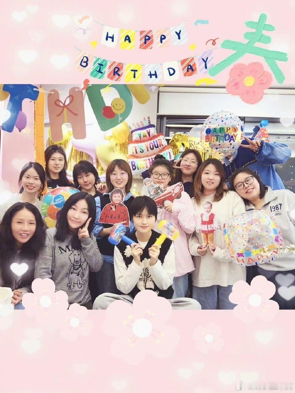 3岁的李宇春没想到38年后这么忙用李宇春小时候的照片庆祝她的生日，这样的创意真的