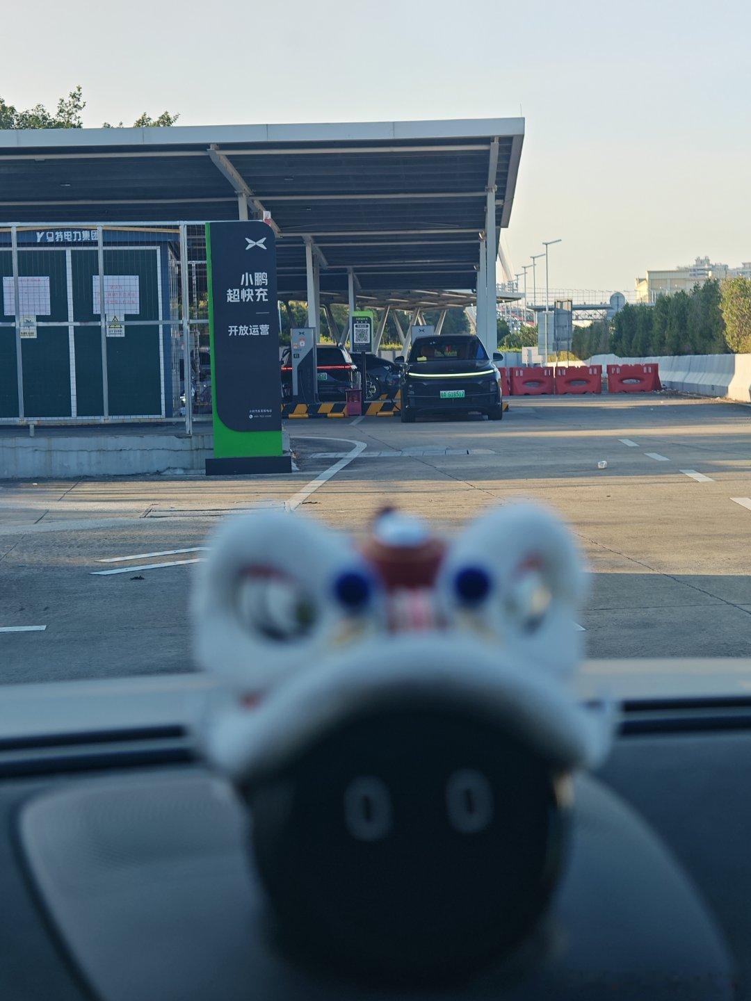 小鹏的快充桩生意不错啊，8点前每个桩都是满满当当的，车主们07:59立马就拔枪走