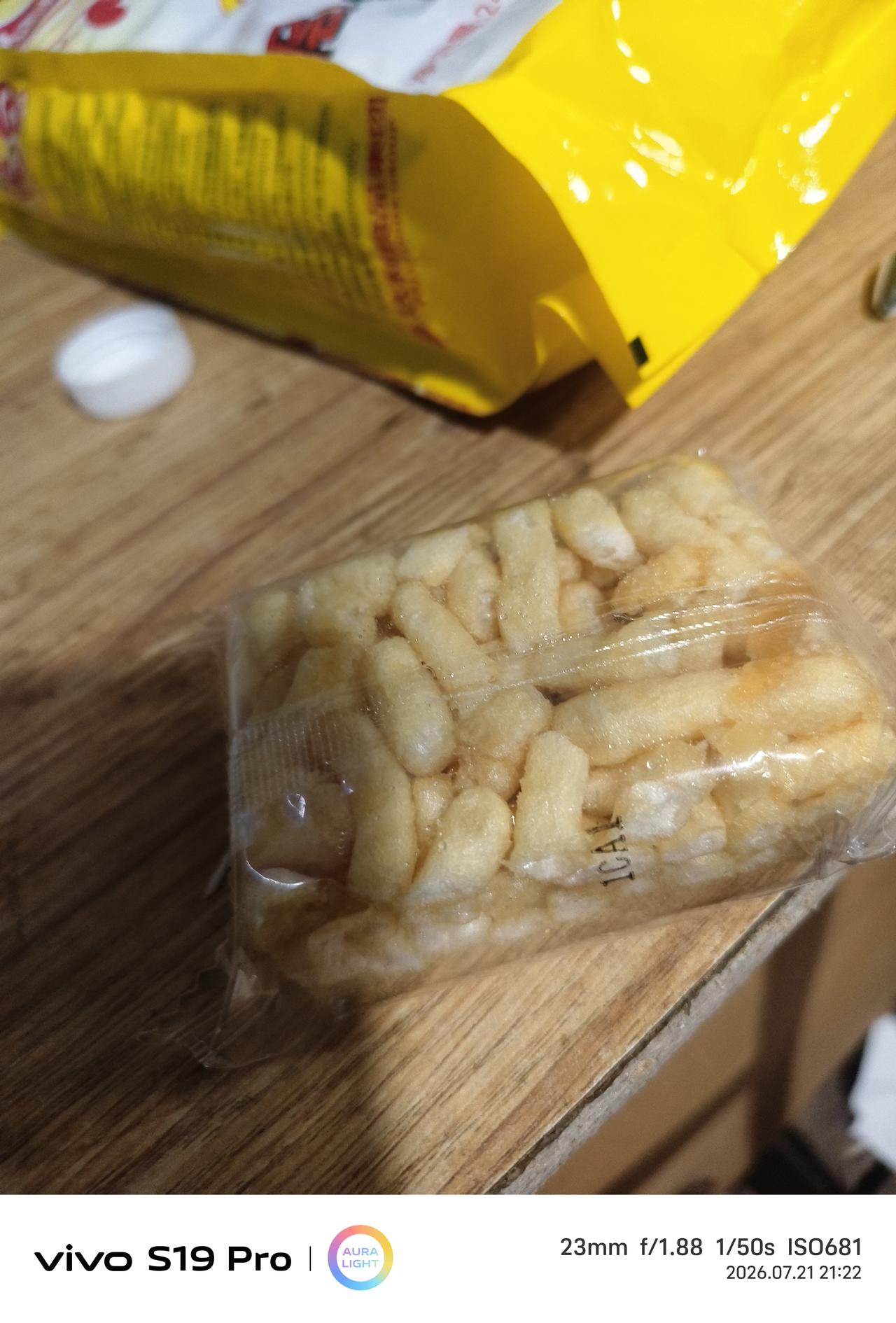 鸡肋，食之无味，弃之可惜，如今五颜六色的小食品再也不是谁的菜，孩子们不吃，老人们