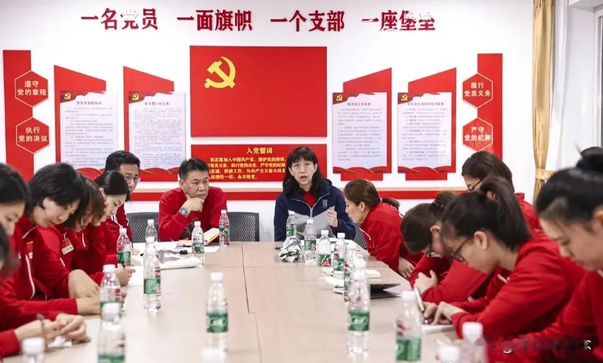 [[捂脸]女排大消息：久违的赖亚文主任终于露面了[捂脸]]
      中国女排